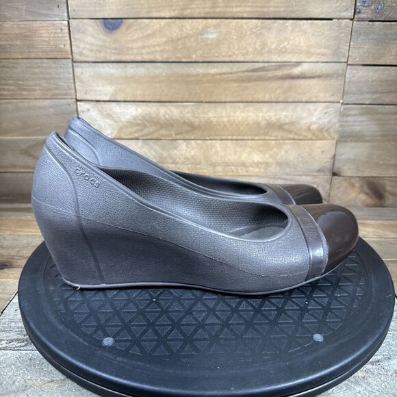 Crocs Cap Toe Wedge Pump Womens Size 8 Chocolate Brown Heels Comfort - Picture 1 of 10